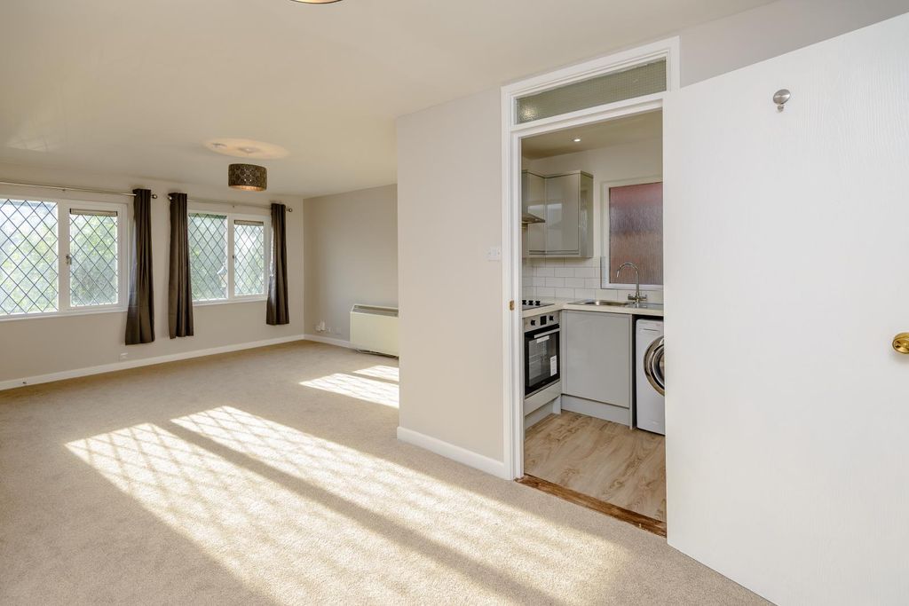 Property photo 3 of 11 8367980-Interior03-800.Jpg