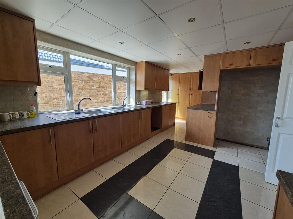 Property photo 3 of 18 Kitchen Landlord Photo.Jpg