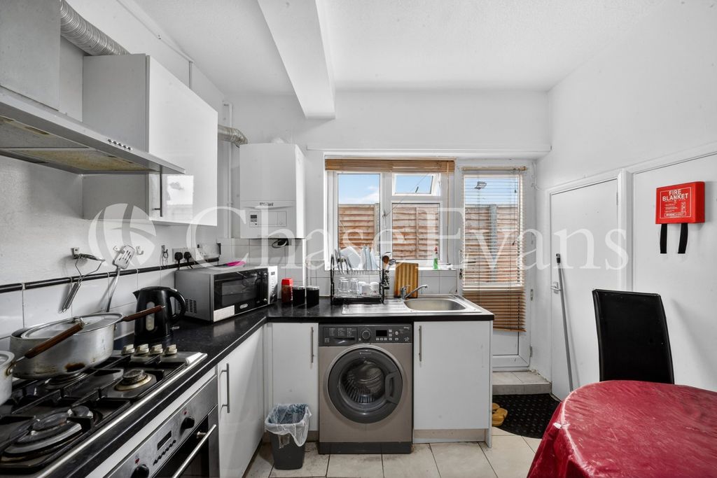Property photo 3 of 11 Kitchen