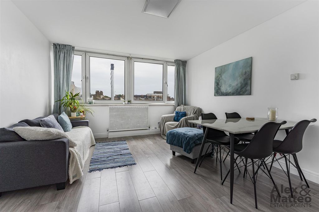 Property photo 1 of 10 Fulmar House