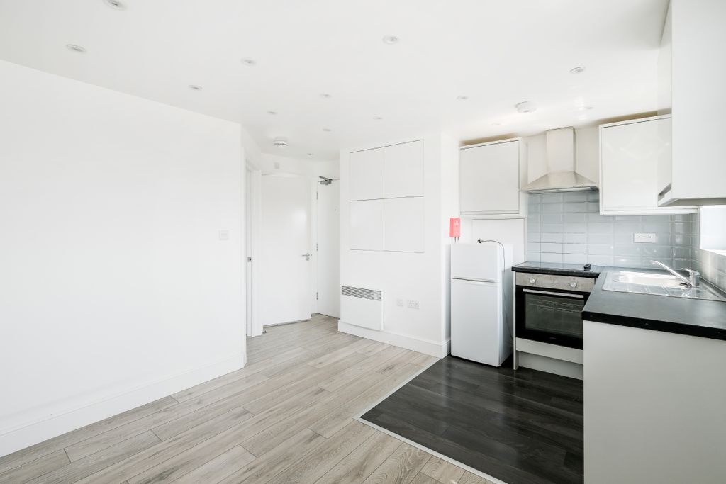 Property photo 3 of 11 Kitchen/Reception