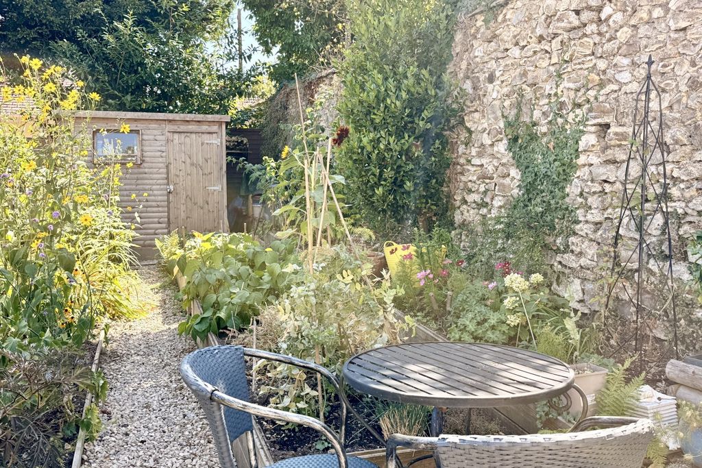 Property photo 2 of 31 Garden