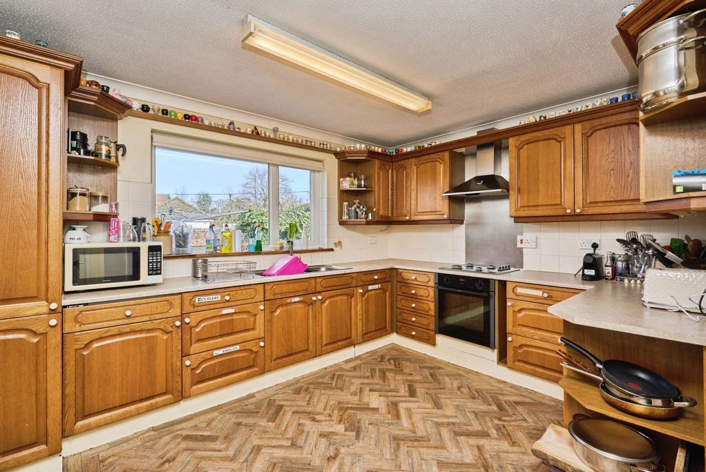 Property photo 3 of 28 Kitchen