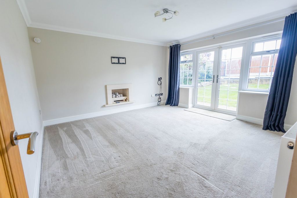 Property photo 2 of 27