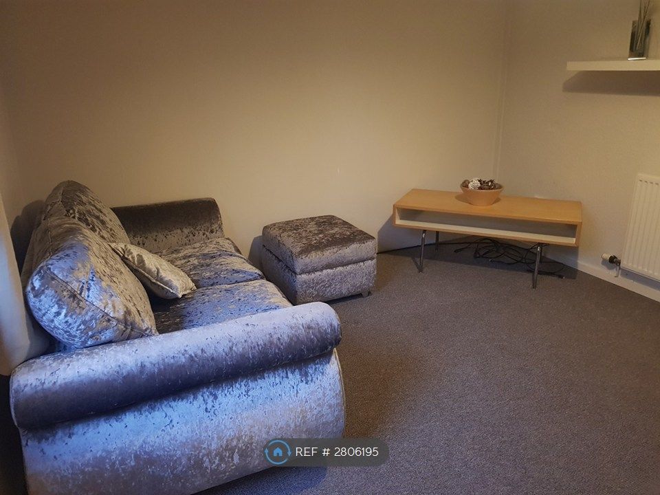 Property photo 3 of 10 Lounge With Convertible Sofa Bed