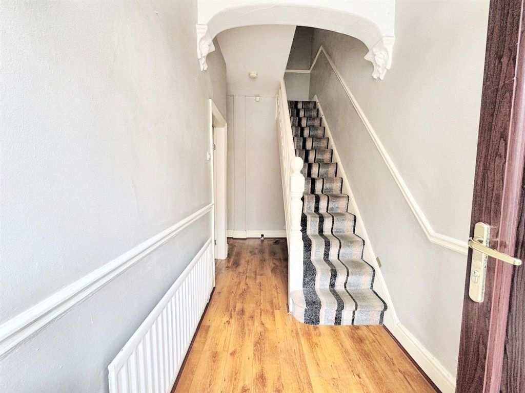 Property photo 2 of 11 Entrance Hall