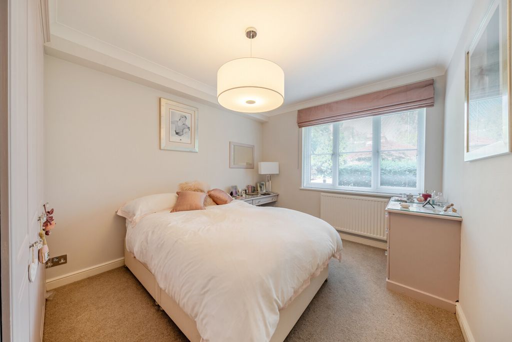 3 bed flat for salePark Road, Beckenham BR3 photo 5