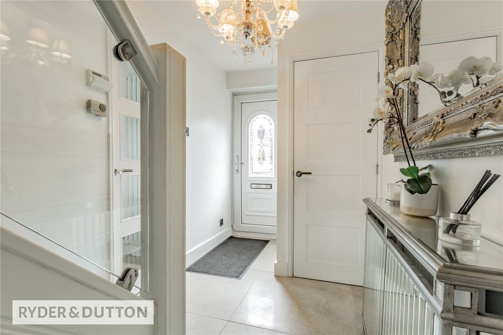 Property photo 2 of 28 Entrance Hall