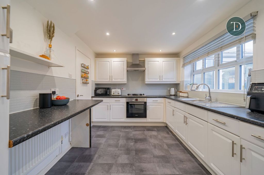 Property photo 3 of 32