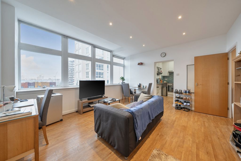 Property photo 1 of 16 1409034-11-699713...