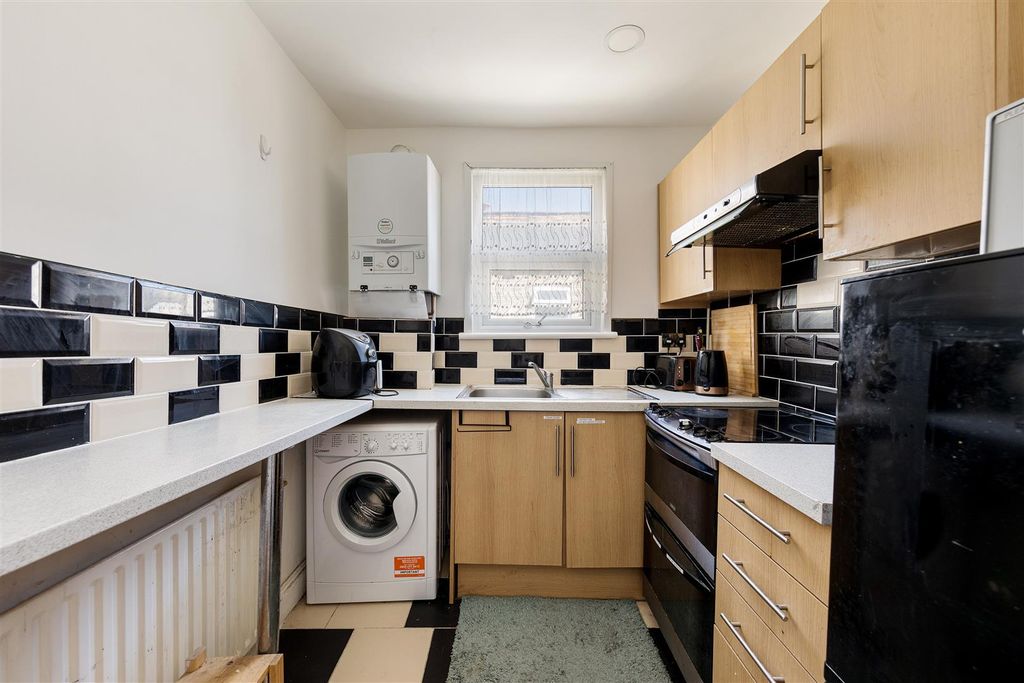 Property photo 2 of 13 Chingford Avenue, E4