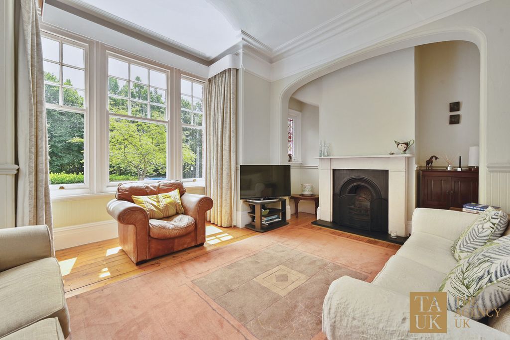 Property photo 2 of 34