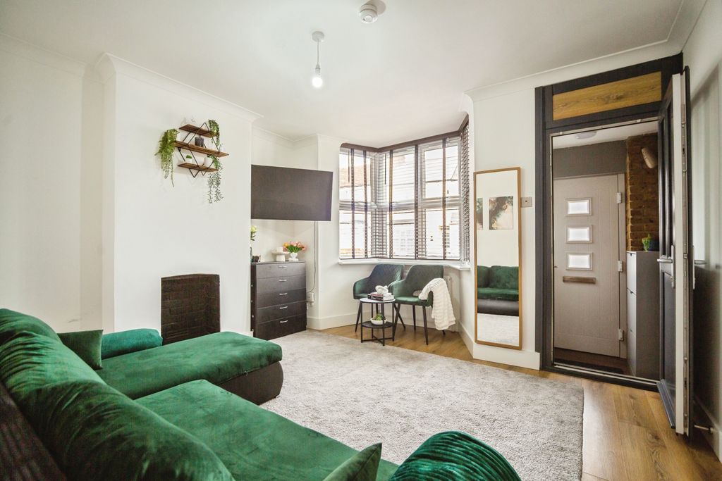 Property photo 2 of 16 Lounge