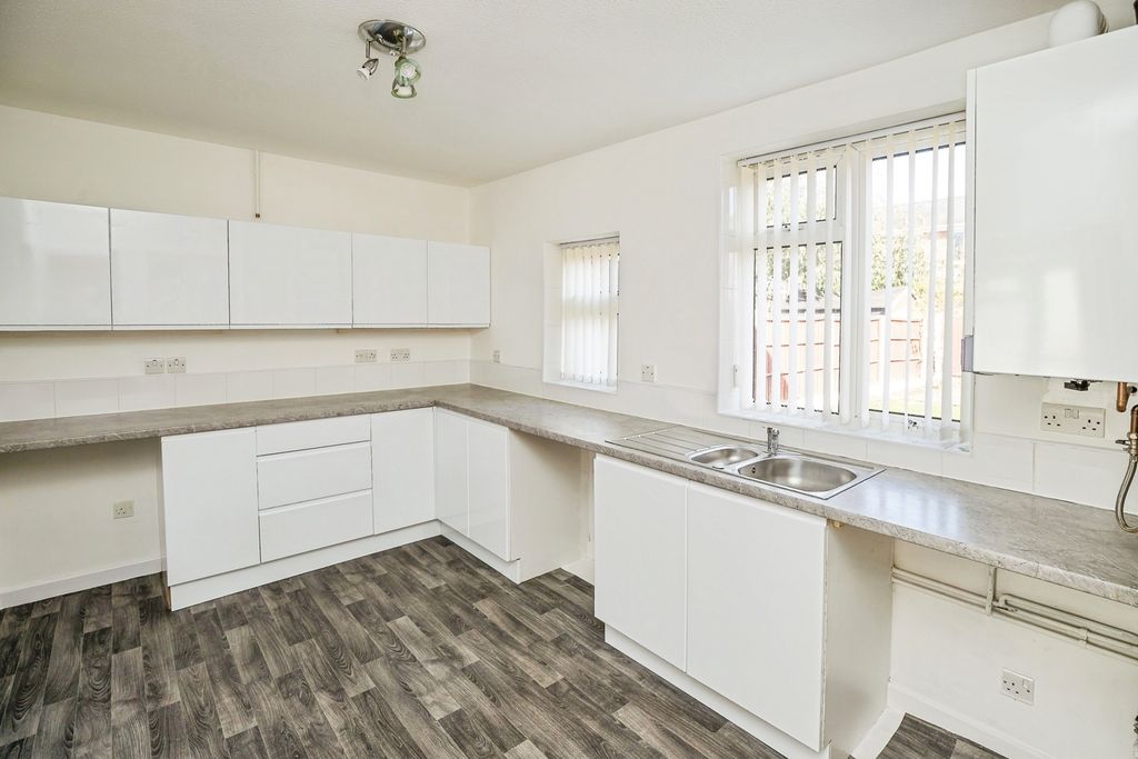 Property photo 3 of 15 Kitchen