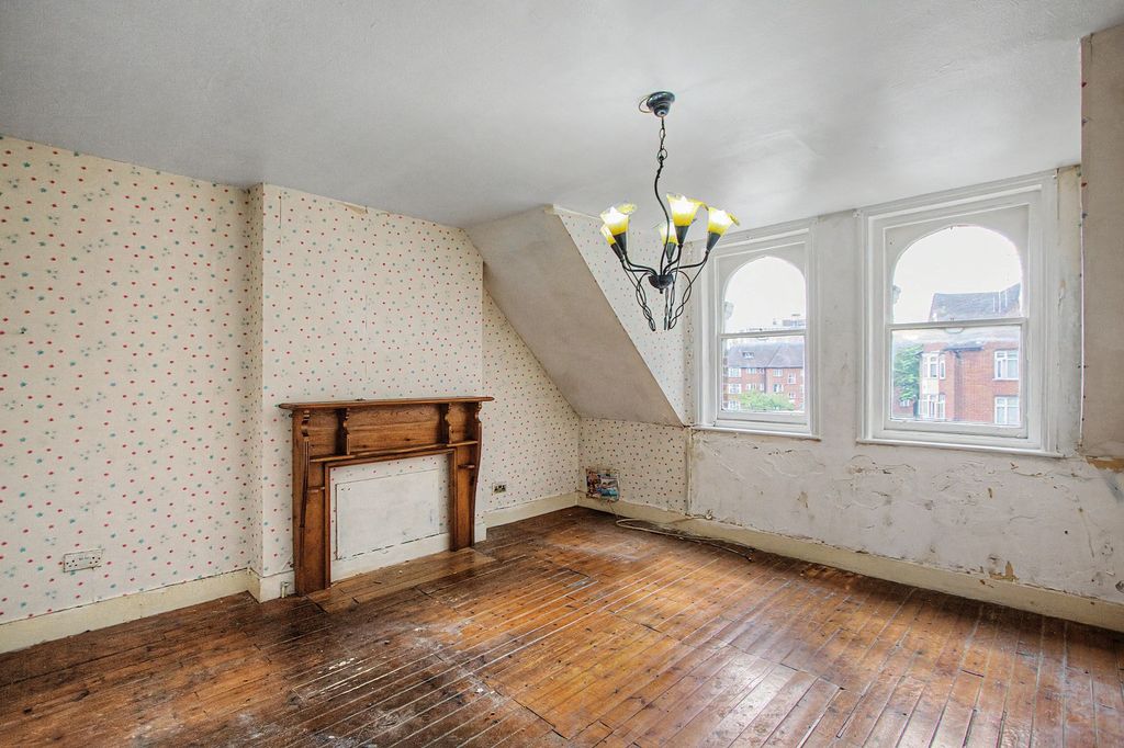 Property photo 2 of 9 Flat C, 6 Great North Road, Highgate, London N6 4LX