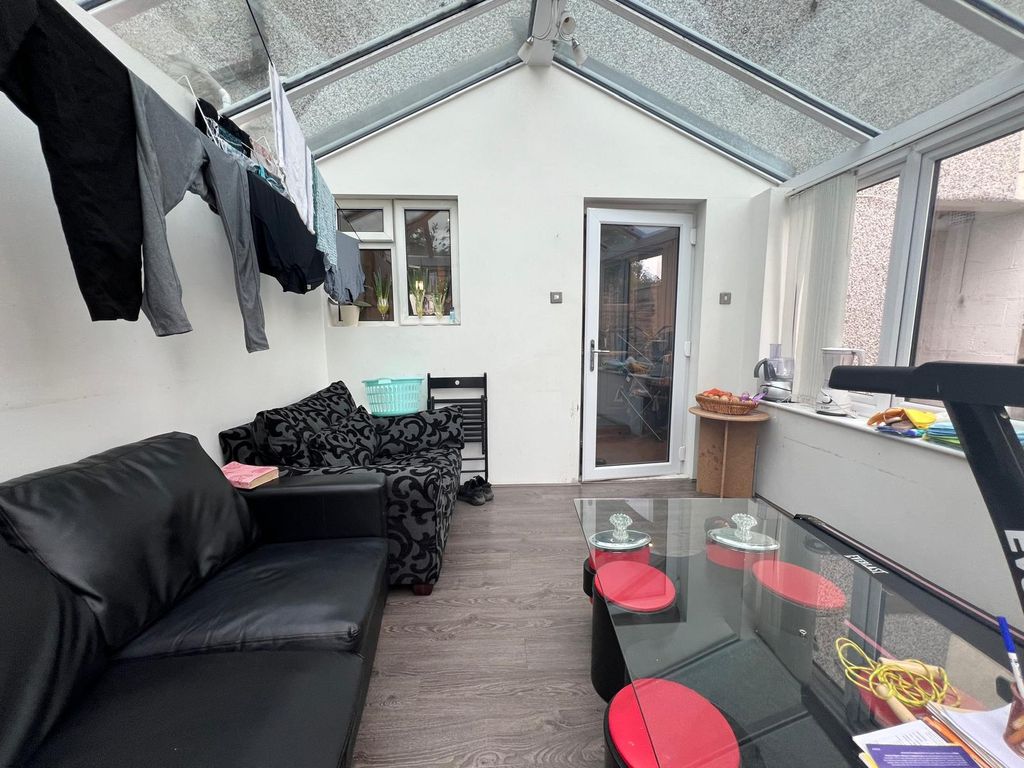 Property photo 1 of 11 Three Bedroom House Ideal For Families- Â£2450 Pcm