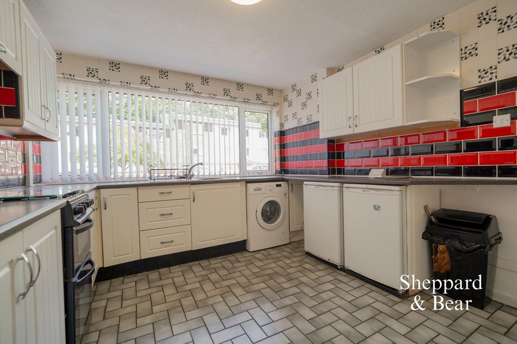 Property photo 3 of 23 Kitchen