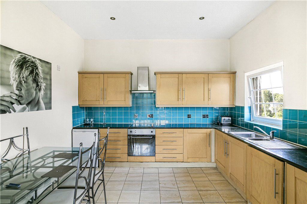 Property photo 3 of 9 Kitchen