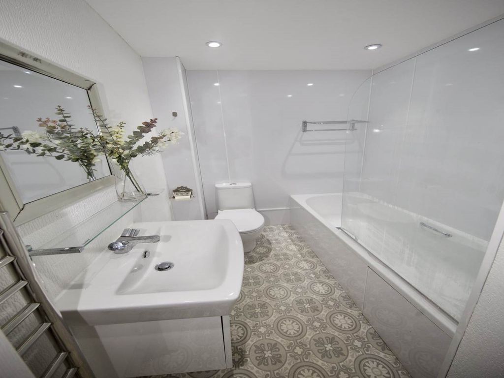 Property photo 2 of 8 Bathroom (1)