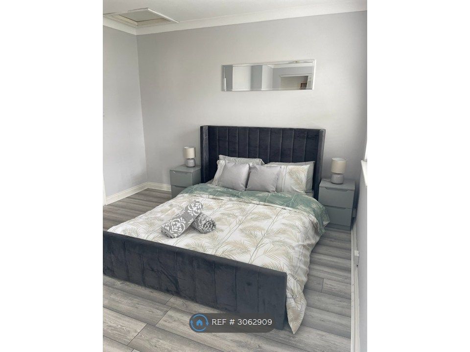 Property photo 1 of 12 Main Bedroom