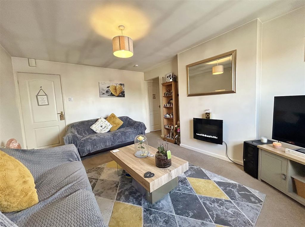 Property photo 3 of 11 Lounge