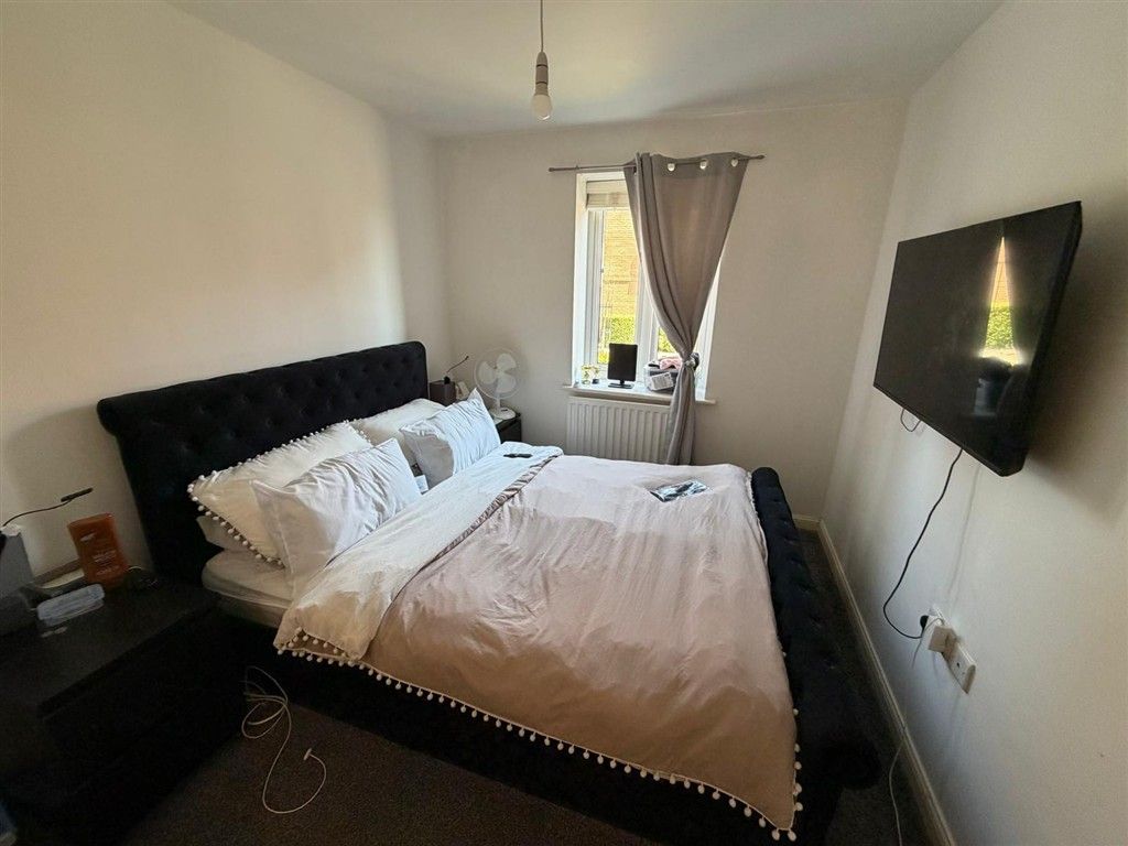 Property photo 2 of 6 Bedroom