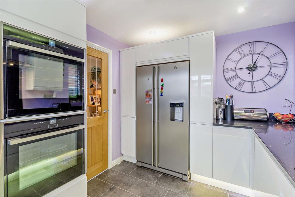 Property photo 3 of 25 Kitchen