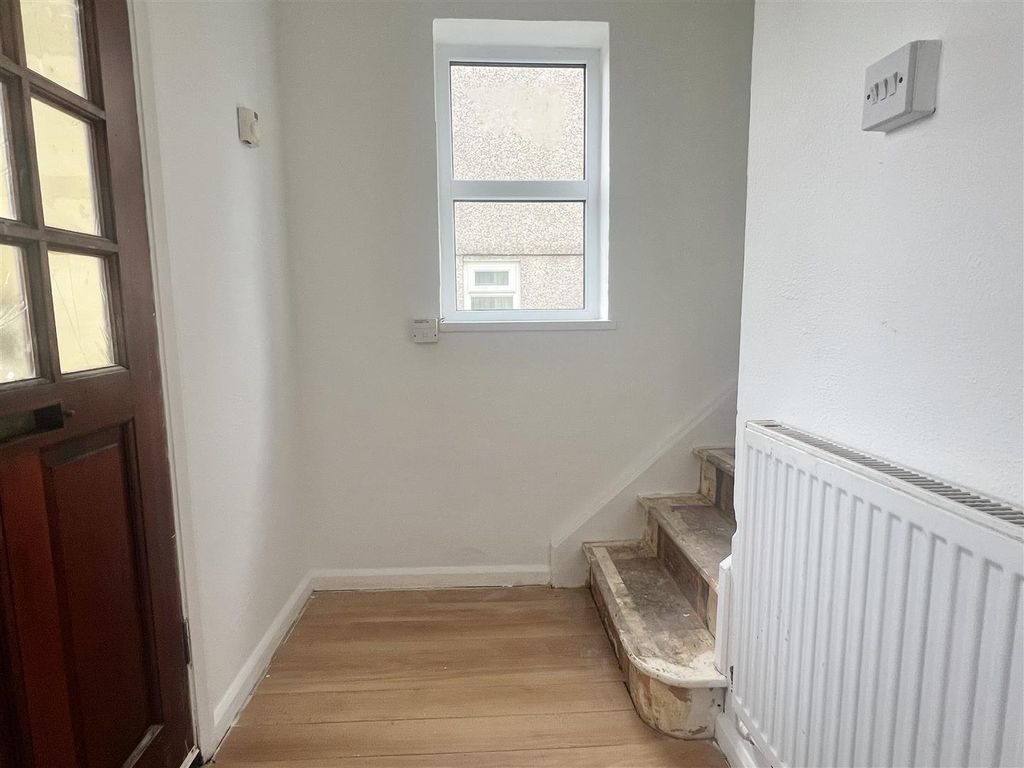 Property photo 3 of 23 Entrance Hall: