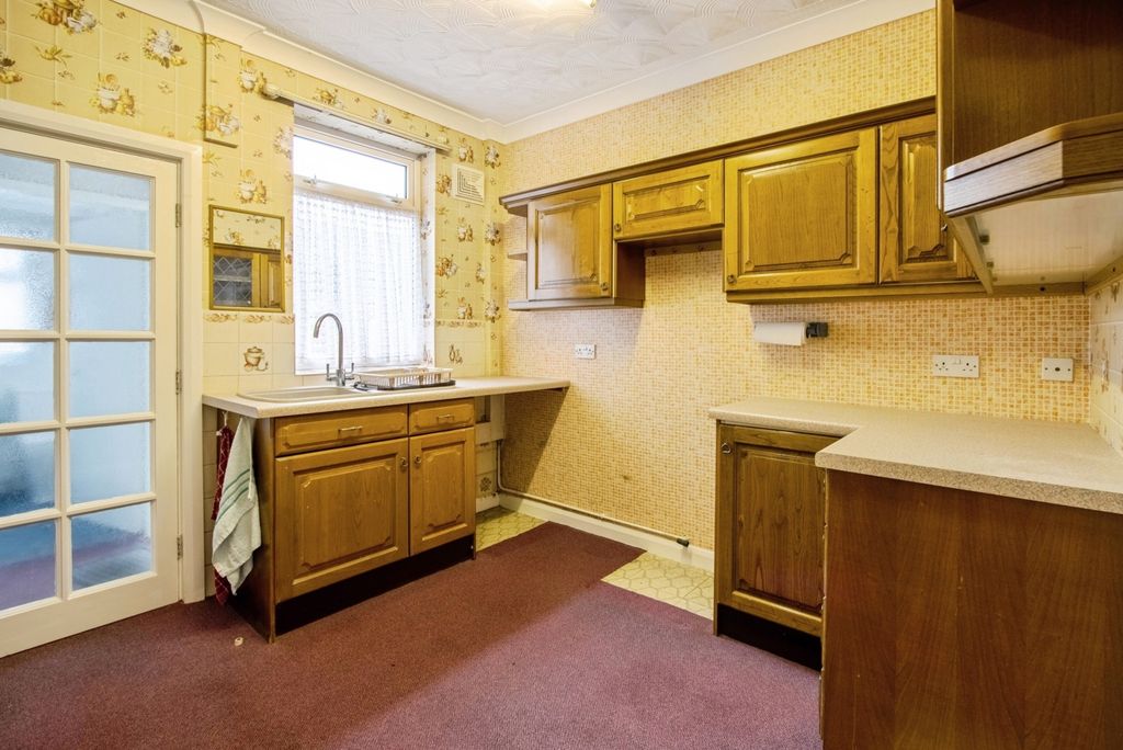 Property photo 3 of 15 Kitchen