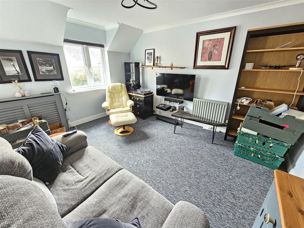 Property photo 3 of 11 Lounge.Jpg