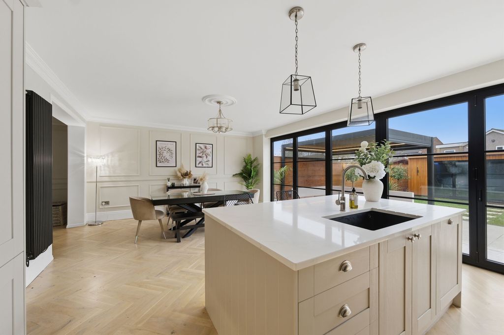 Property photo 2 of 37