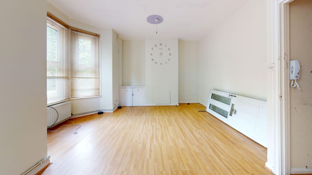 Property photo 2 of 14 180 Markhouse Road, Walthamstow, London, E17 8Bj