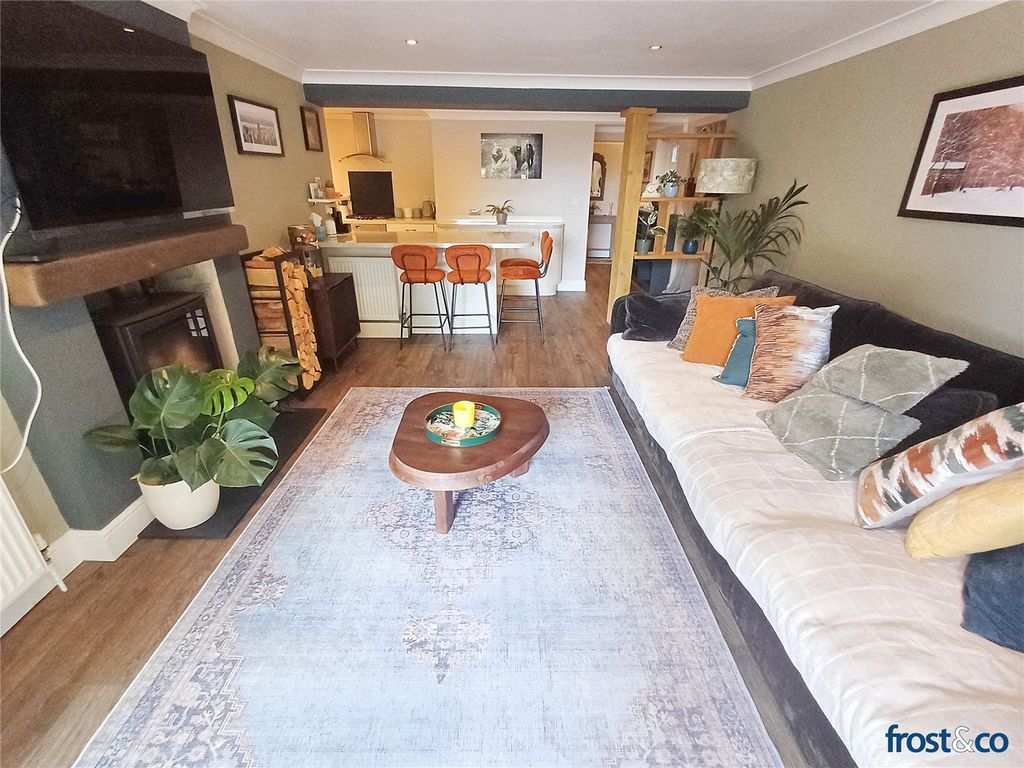 Property photo 3 of 28 Lounge