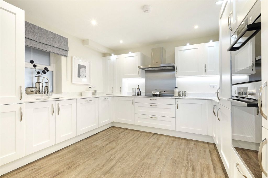Property photo 2 of 9 Pinewood Place