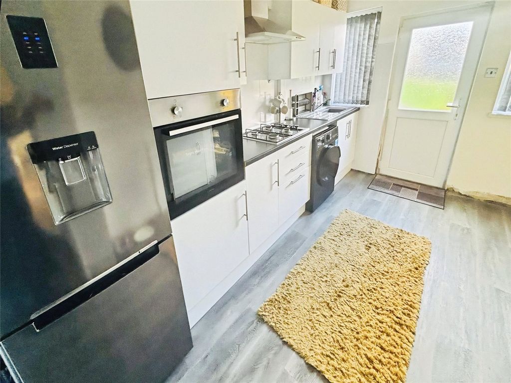 Property photo 2 of 8 Kitchen