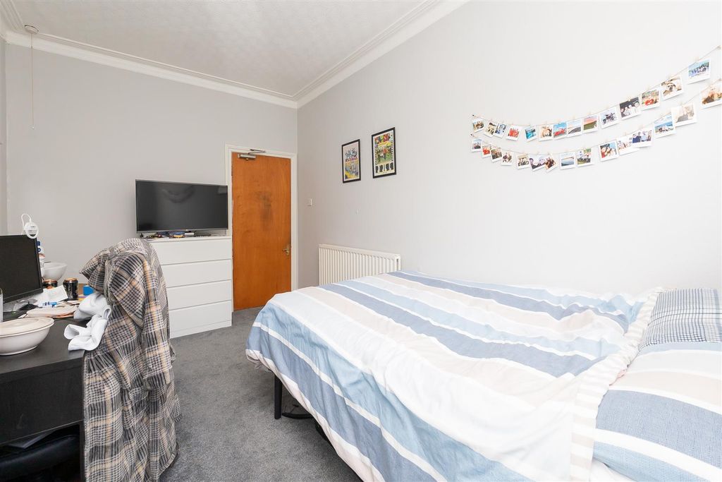 Property photo 2 of 34 41-Carnarvon-Road-Bs6-7Du-15.Jpg