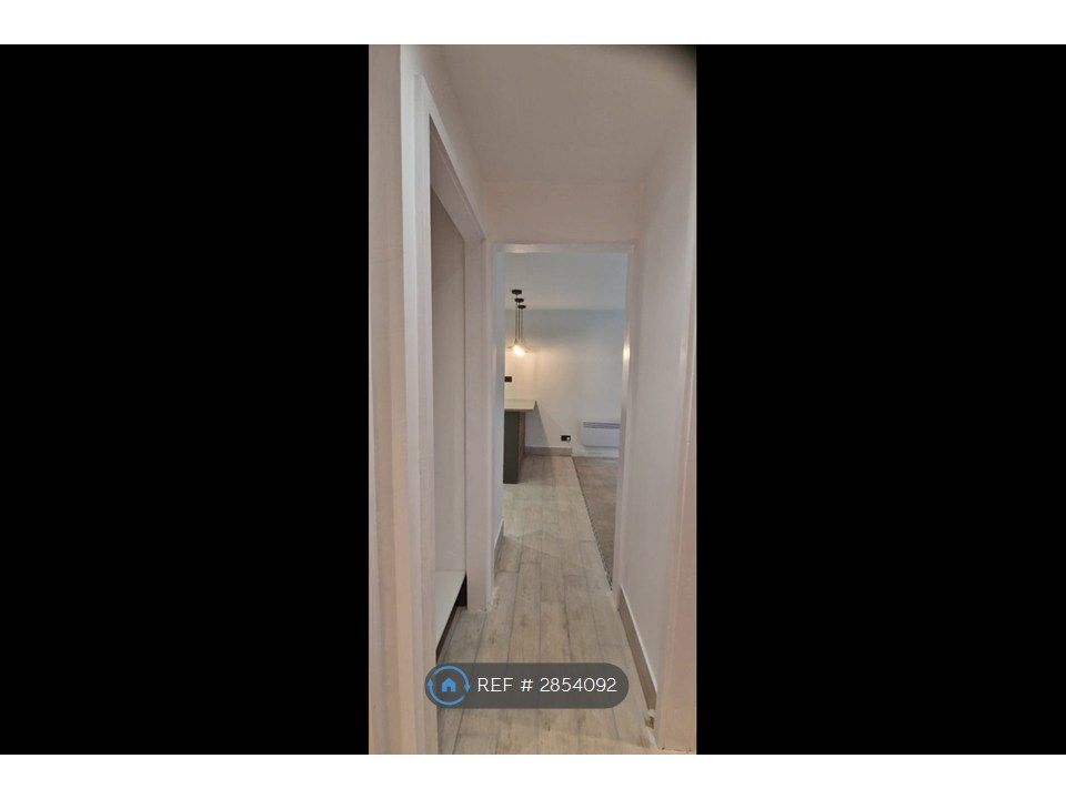 Property photo 2 of 8 Hallway