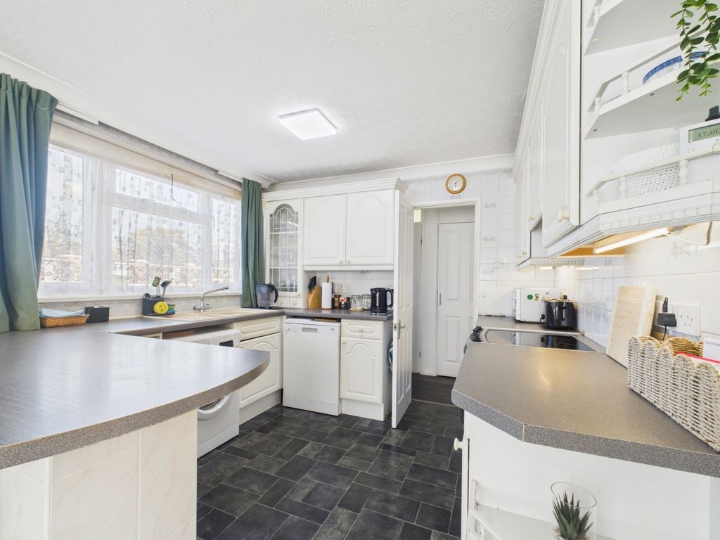 Property photo 3 of 19 Ewemove Basingstoke Estate Agents - Cleveland Clos