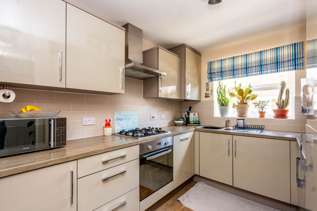 Property photo 3 of 18 Kitchen