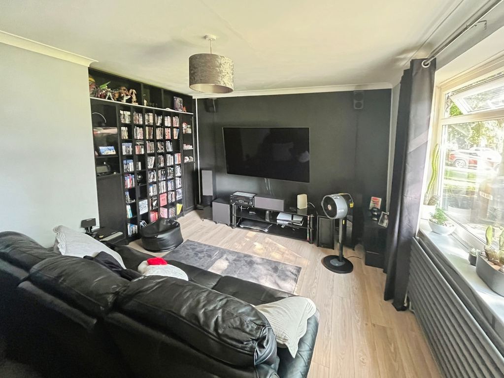 Property photo 3 of 14 Lounge