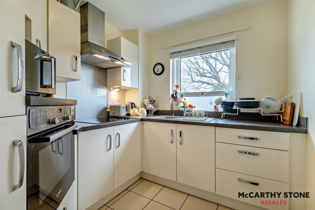 Property photo 3 of 16 Kitchen: