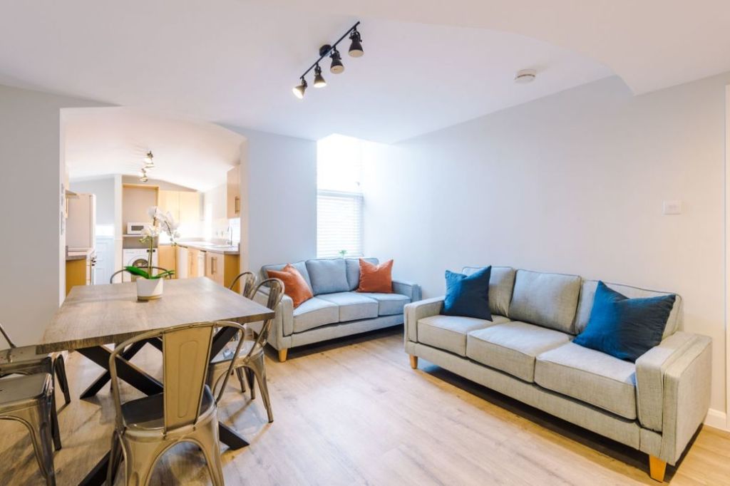 Property photo 1 of 11 70Ha - Living Area