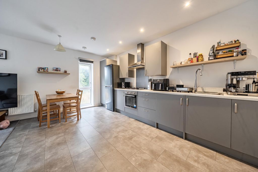 Property photo 3 of 16 Kitchen/Reception