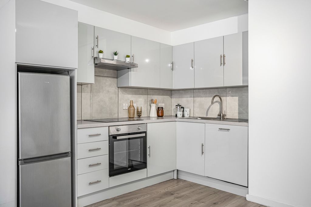 Property photo 2 of 18 Studio