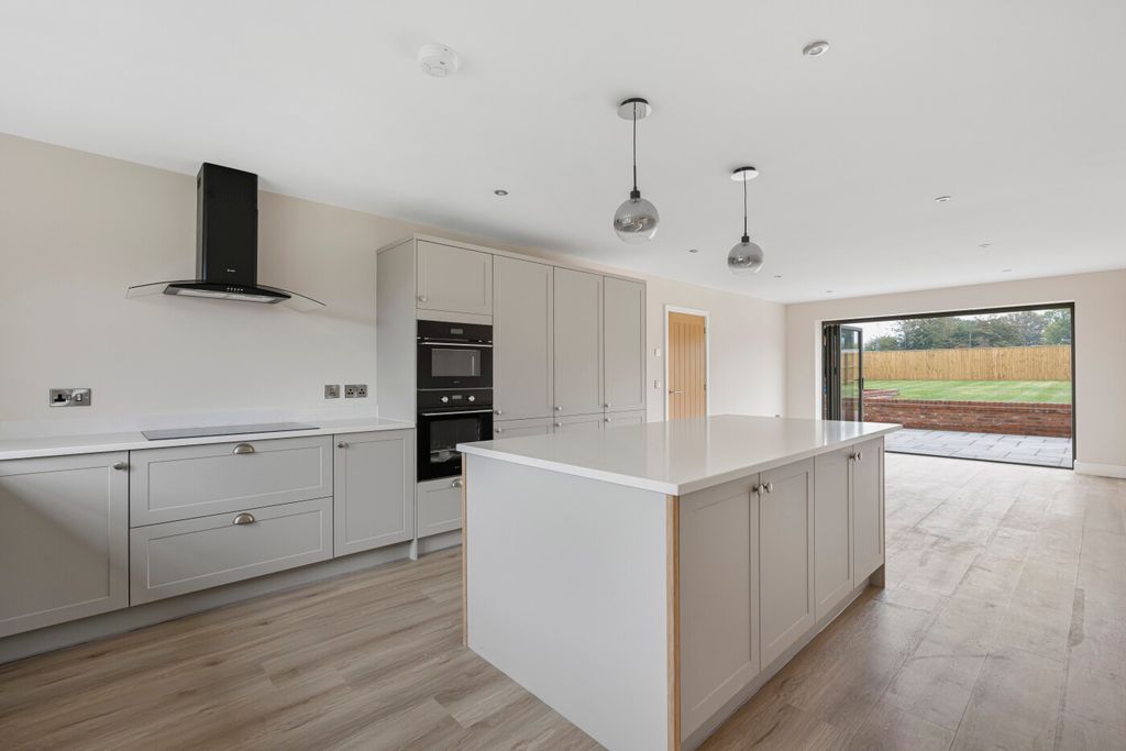 Property photo 3 of 33 Kitchen