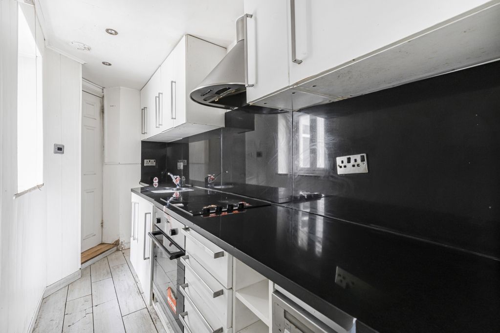 Property photo 3 of 17 Kitchen