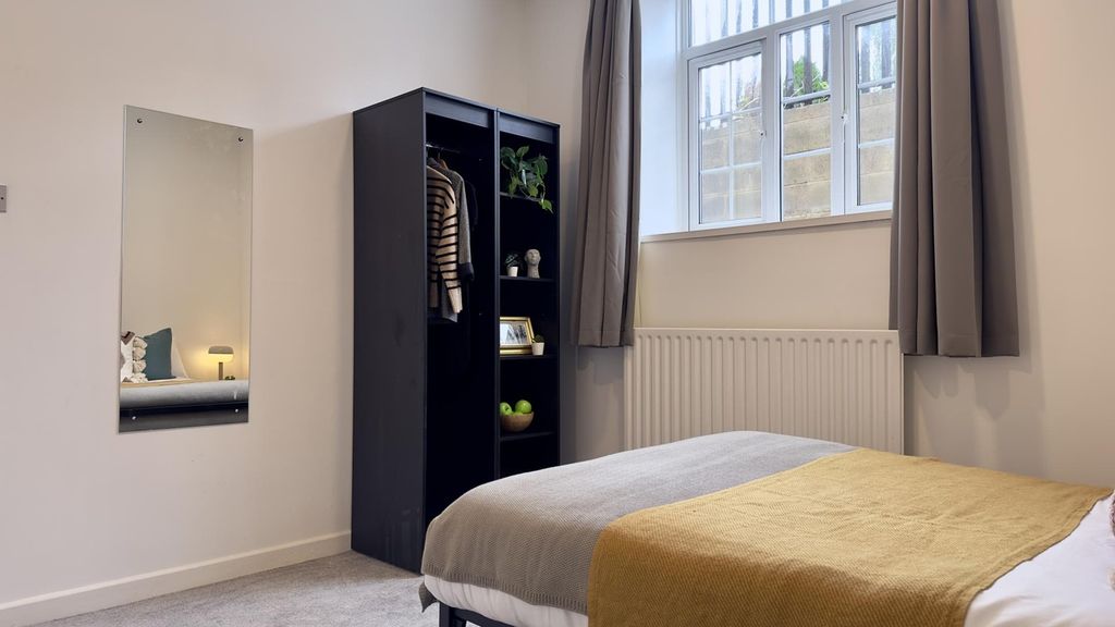 Property photo 2 of 9 A Bright And Inviting Double Bedroom Featuring A S...