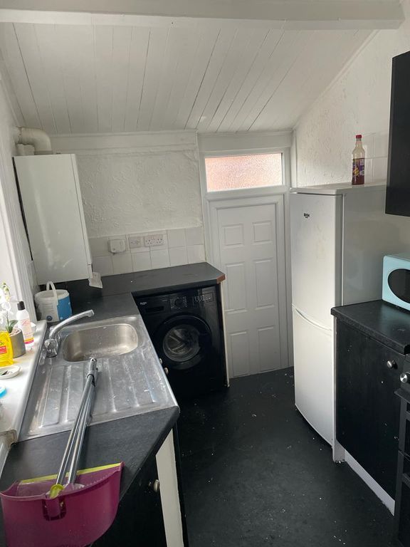 Property photo 3 of 6 Kitchen