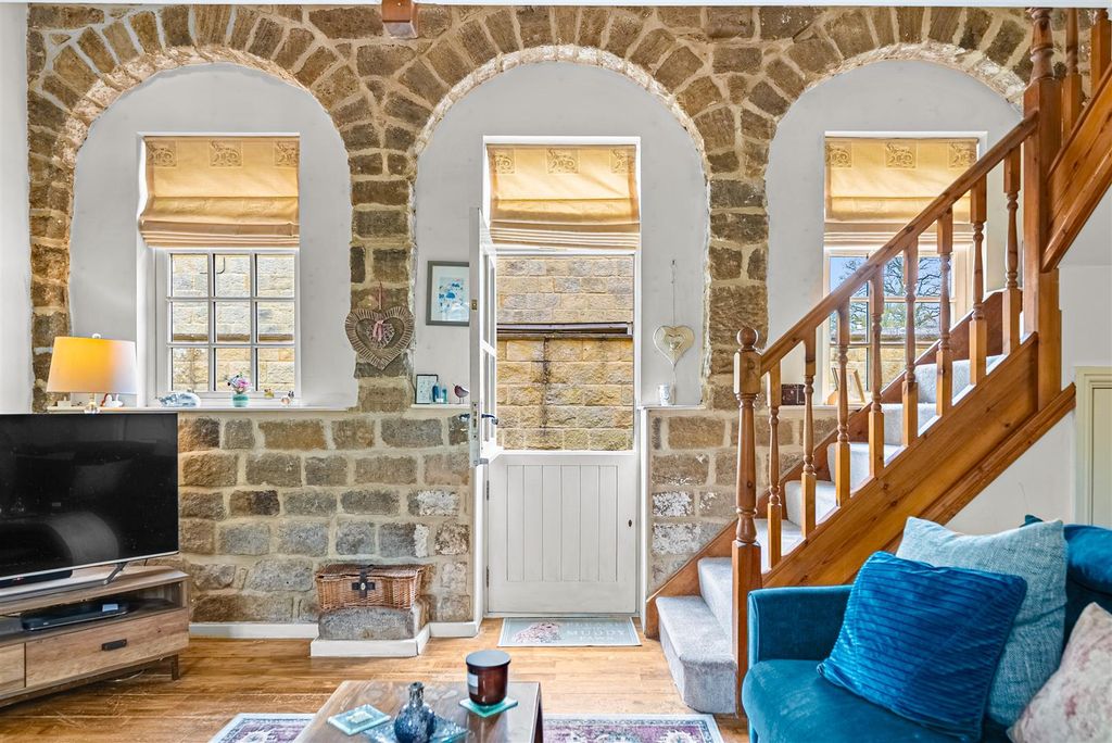 Property photo 3 of 25 Feature Arched Detailing