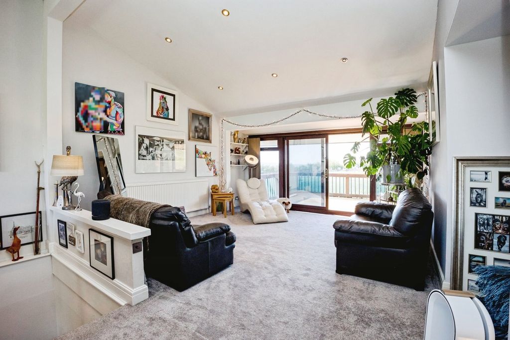Property photo 3 of 32